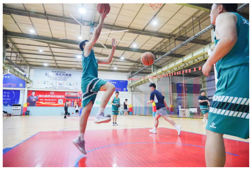 太阳集团tyc4633“WIN篮球俱乐部”与青岛西海岸新区中心医院篮球队友谊赛圆满举办