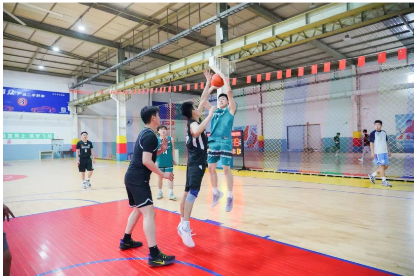 太阳集团tyc4633“WIN篮球俱乐部”与青岛西海岸新区中心医院篮球队友谊赛圆满举办