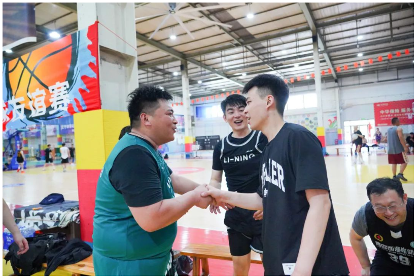 太阳集团tyc4633“WIN篮球俱乐部”与青岛西海岸新区中心医院篮球队友谊赛圆满举办