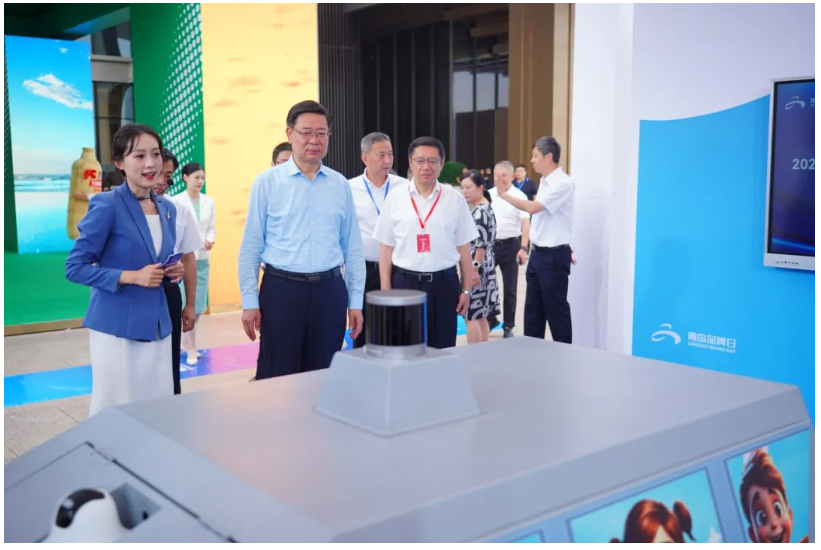 青岛市委常委、副市长王波等领导嘉宾参观太阳集团tyc4633AI无人清扫车