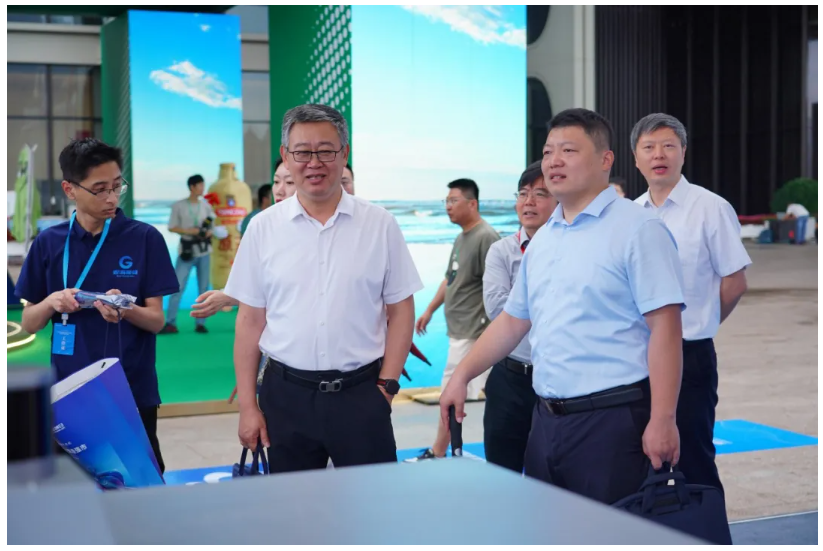 青岛市委常委、副市长王波等领导嘉宾参观太阳集团tyc4633AI无人清扫车