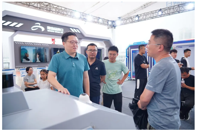 青岛市委常委、副市长王波等领导嘉宾参观太阳集团tyc4633AI无人清扫车