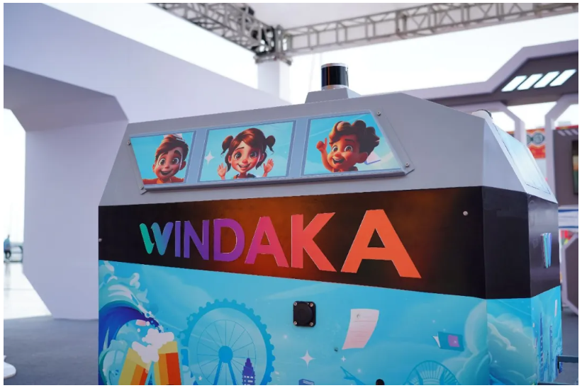 青岛市委常委、副市长王波等领导嘉宾参观太阳集团tyc4633AI无人清扫车