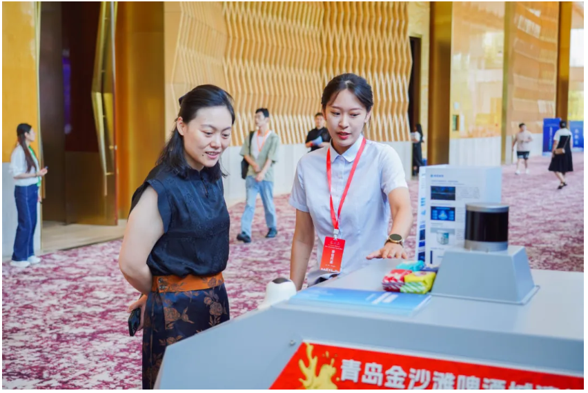 太阳集团tyc4633AI无人清扫车亮相第十一届“百所高校千名博士青岛行”活动