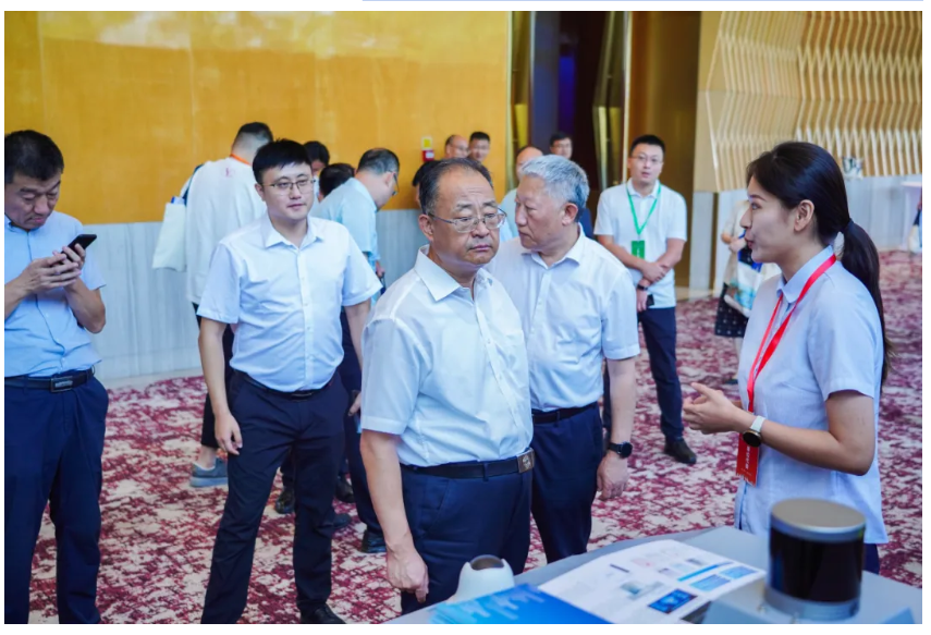 太阳集团tyc4633AI无人清扫车亮相第十一届“百所高校千名博士青岛行”活动