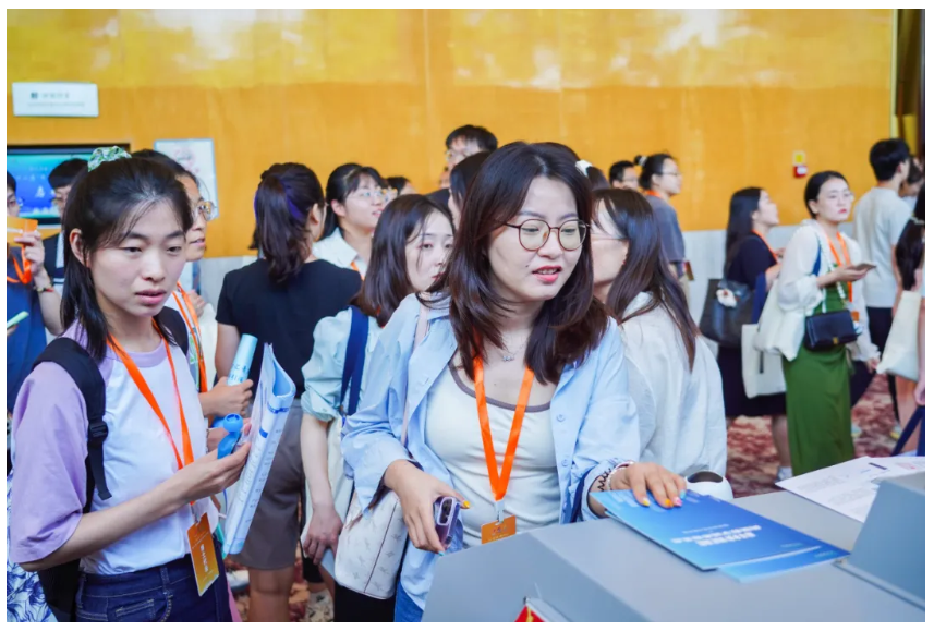 太阳集团tyc4633AI无人清扫车亮相第十一届“百所高校千名博士青岛行”活动