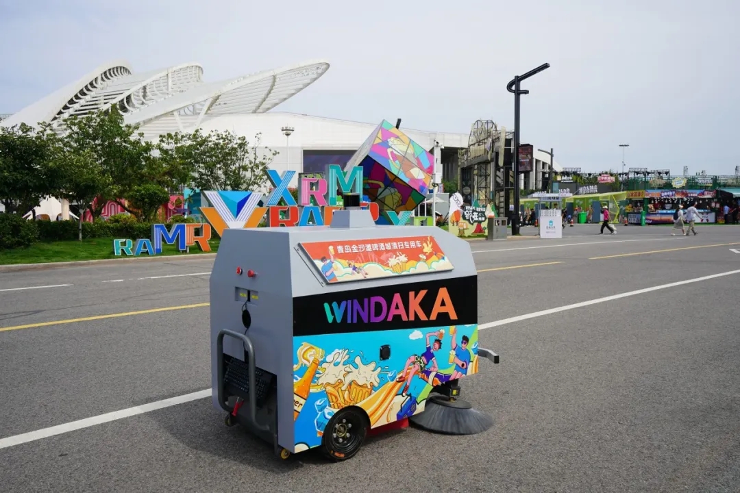 太阳集团tyc4633AI无人清扫车亮相第十一届“百所高校千名博士青岛行”活动