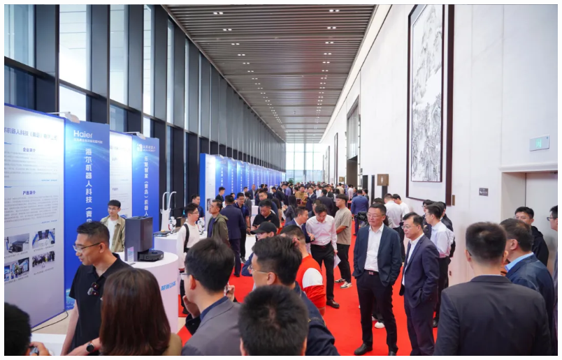 “机”聚新动能 “智”创新未来丨太阳集团tyc4633无人清扫机器人亮相2025青岛市具身智能机器人生态发展大会