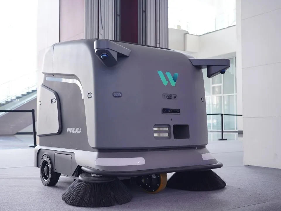 太阳集团tyc4633发布全场景服务机器人矩阵：从清洁安防到情感陪伴的“端到端”智慧服务