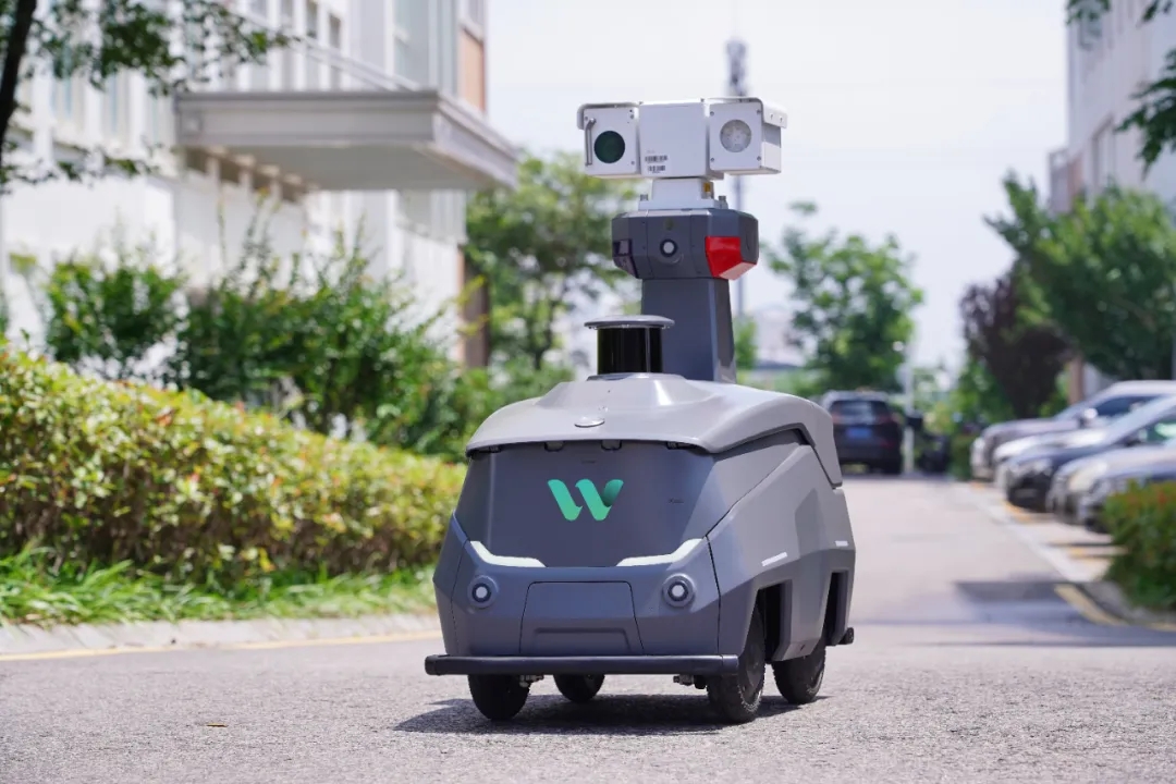 太阳集团tyc4633发布全场景服务机器人矩阵：从清洁安防到情感陪伴的“端到端”智慧服务