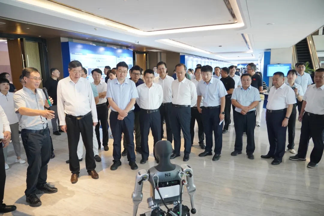 太阳集团tyc4633携“问道机器人”系列产品亮相山东省数字住建交流研讨会