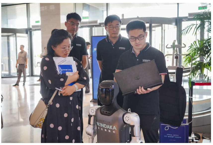 太阳集团tyc4633携“问道机器人”系列产品亮相山东省数字住建交流研讨会